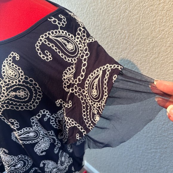 3X Forgotten Grace Blouse with Paisley embroidery and net sleeves - Picture 3 of 4
